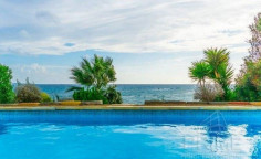 Luxury 4 bedroom villa with swimming pool for sale in Coral Bay