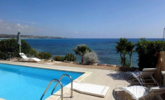Luxury 4 bedroom villa with swimming pool for sale in Coral Bay