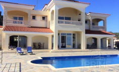 Beautiful 4 bed villa with swimming pool for sale in Peyia