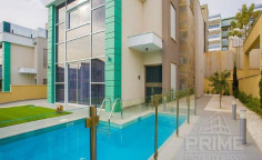 4 bedroom villa with swimming pool for sale in Coral Bay