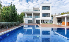 6 bedroom house with swimming pool for sale in Agia Fyla
