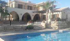 6 BEDROOM STONE HOUSE AT KONIA 