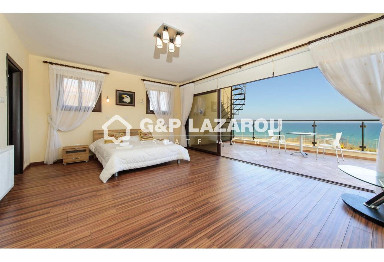 Large 5 bedrooms house with swimming pool for sale in Protaras