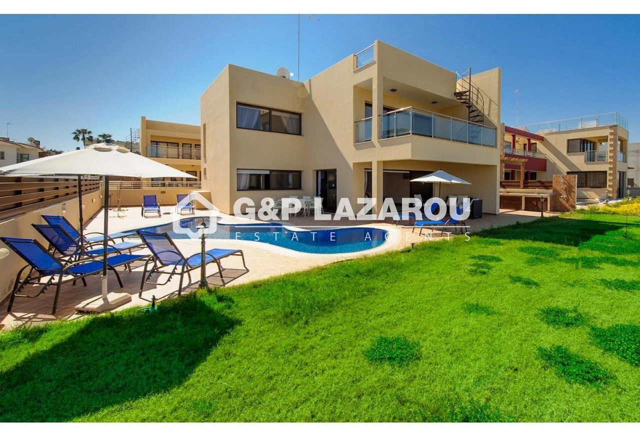 Large 5 bedrooms house with swimming pool for sale in Protaras