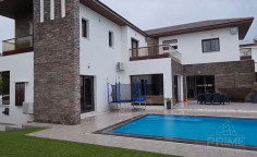 Spacious 4 bedroom furnished villa with swimming pool for sale in Oroklini
