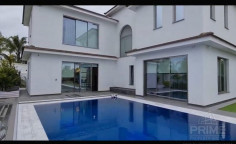 5 bedroom furnished villa with swimming pool for sale in Oroklini