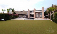 5 bedroom villa with swimming pool for sale in Peyia