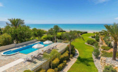 Spacious 4 bedroom furnished villa with swimming pool for sale in Argaka