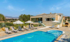Spacious 4 bedroom furnished villa with swimming pool for sale in Argaka