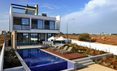 5 bedroom villa with swimming pool for sale in Agia Thekla