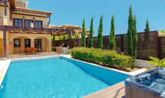 Spacious 3 bedrooms furnished house with swimming pool for sale in Aphrodite Hills