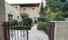 Spacious 5 bedroom house with swimming pool for sale in Aphrodite Hills