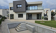 Spacious for bedrooms house with swimming pool for sale in Agios Tychonas