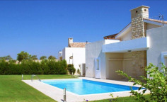 3 bedroom house with swimming pool for sale in Monagroulli