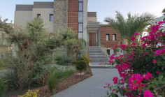 4 bedroom house with swimming pool for sale in Parekklisia