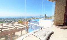 Large 5 bedroom house with swimming pool for sale in Peyia