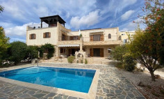 Luxury 5 bedroom house with swimming pool for sale in Peyia