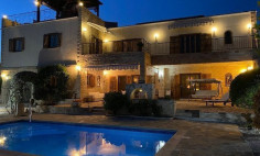 Luxury 5 bedroom house with swimming pool for sale in Peyia