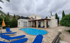 Large three bedroom house with swimming pool for sale in Peyia