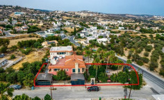 Large 4 beds house with swimming pool for sale in Agios Tychonas
