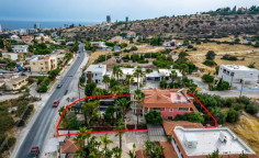 Large 4 beds house with swimming pool for sale in Agios Tychonas