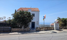 Beautiful three bedroom house with swimming pool for sale in Peyia
