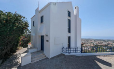 Beautiful three bedroom house with swimming pool for sale in Peyia