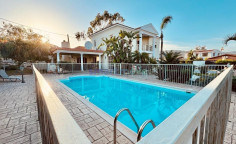 6 bedroom furnished villa with swimming pool to rent in Parekklisia