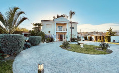 6 bedroom furnished villa with swimming pool to rent in Parekklisia