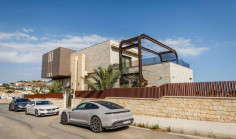 6 bedroom furnished house with swimming pool for sale in Agios Athanasios