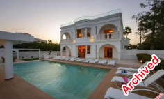 7 bedroom furnished house with swimming pool to rent in Coral Bay