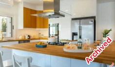 7 bedroom furnished house with swimming pool to rent in Coral Bay