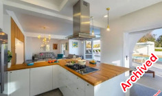 7 bedroom furnished house with swimming pool to rent in Coral Bay
