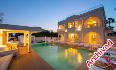 7 bedroom furnished house with swimming pool to rent in Coral Bay