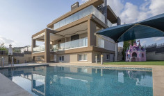 4 bedroom house with swimming pool to rent in Pyrgos