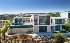 Beautiful 4 bedroom house with swimming pool for sale in Tsada