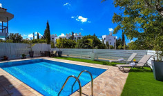 2 bedroom house with swimming pool for sale in Universal