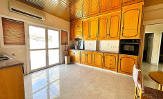 6 bedroom house in Aradippou area 