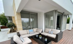 Luxury 4 bedroom house with swimming pool for sale in Latsi
