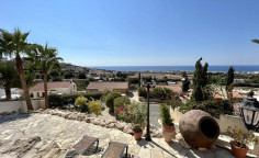 Spacious 4 bed house with swimming pool for sale in Chloraka