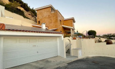 Spacious 4 bed house with swimming pool for sale in Chloraka