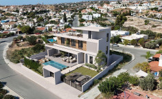 Large 5 bedroom house with swimming pool for sale in Mouttagiaka