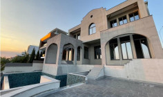 Large 5 bedroom house with swimming pool for sale in Amathus area