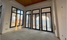 Large 5 bedroom house with swimming pool for sale in Amathus area