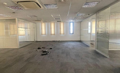 Large office to rent in Omonia