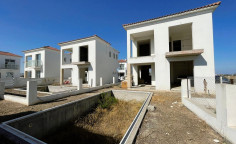 3 bedroom house with swimming pool for sale in Dromolaxia 3 bedroom house with swimming pool for sale in Dromolaxia