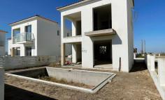 3 bedroom house with swimming pool for sale in Dromolaxia 3 bedroom house with swimming pool for sale in Dromolaxia