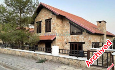 Spacious 4 bedroom villa with swimming pool for sale in Souni