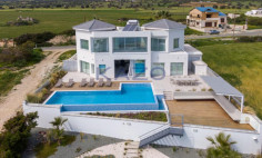 Sea front villa with pool in Agios Theodoros 