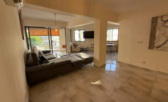 Three beds apartment to rent in Engomi